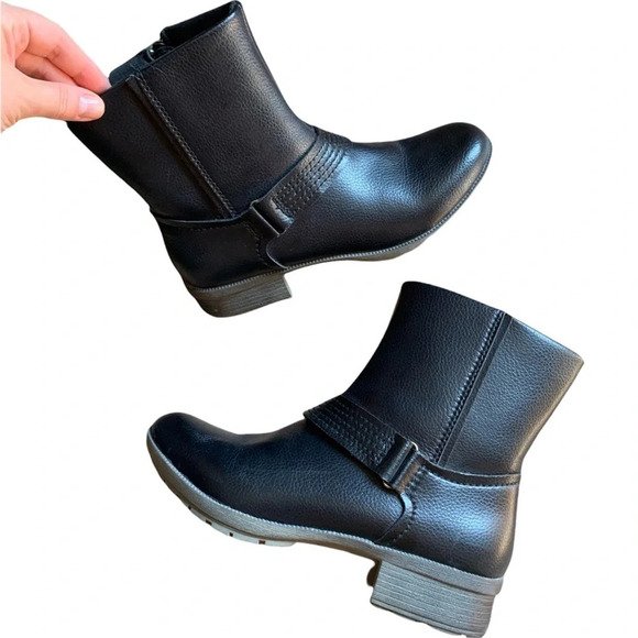 Clarks • Riddle Wonder Ankle Boots - Picture 1 of 9